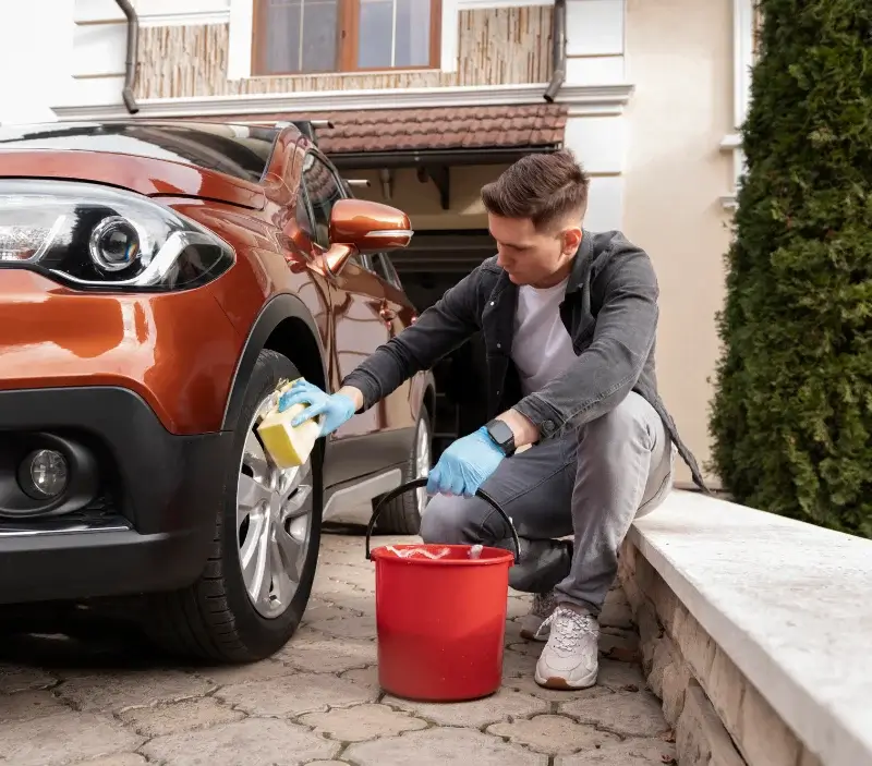Lavage auto à domicile Vieux-Moulin : professionnel intervenant sur un véhicule